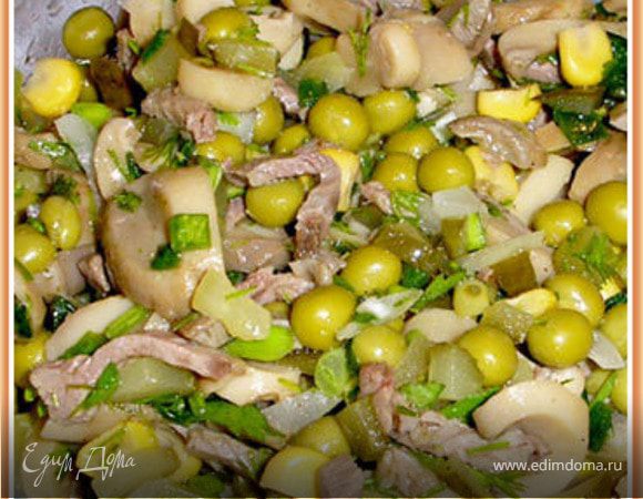 Мясной салат с жареными грибами - Лайфхакер