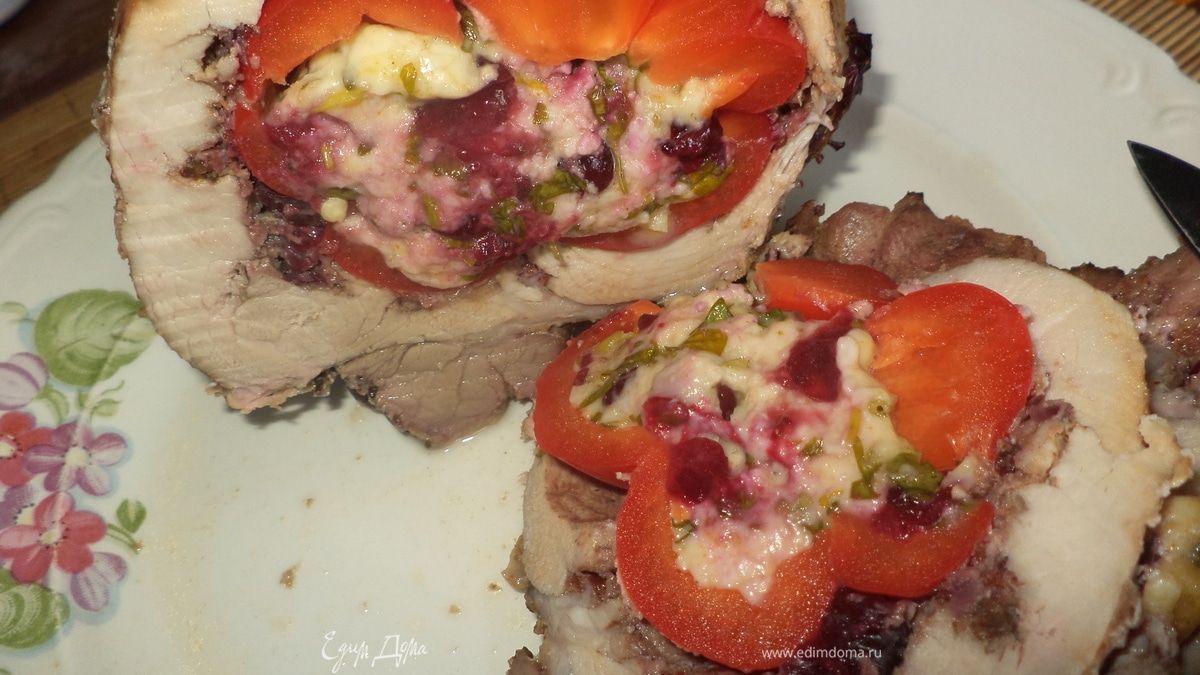 МЯСО, ЗАПЕЧЕННОЕ С ПЕРЦЕМ и БРЫНЗОЙ, С КЛЮКВЕННЫМ СОУСОМ