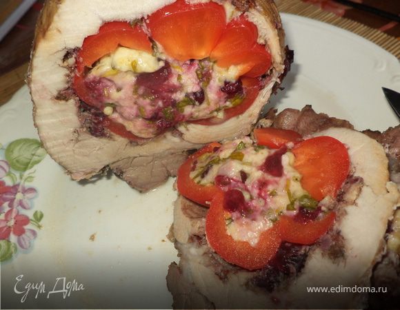 МЯСО, ЗАПЕЧЕННОЕ С ПЕРЦЕМ и БРЫНЗОЙ, С КЛЮКВЕННЫМ СОУСОМ МЯСО, ЗАПЕЧЕННОЕ С ПЕРЦЕМ и БРЫНЗОЙ, С КЛЮКВЕННЫМ СОУСОМ