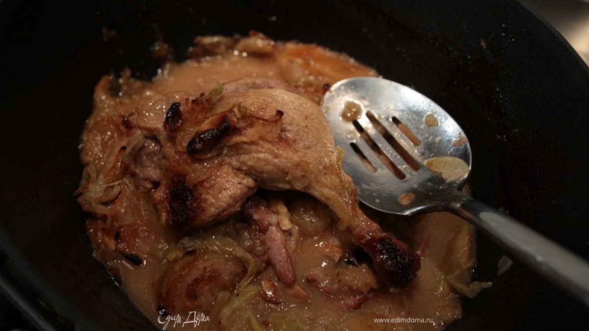 Утиные ножки с яблоками, томленные в белом вине