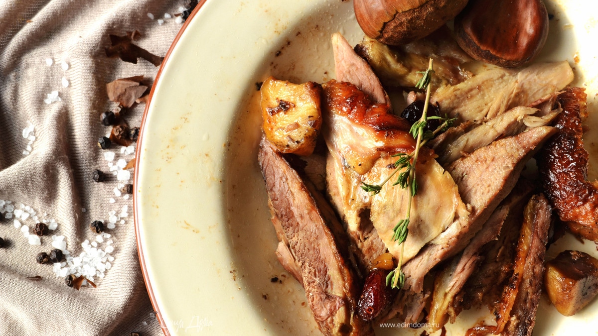 Утка, фаршированная яблоками, каштанами и клюквой, с печеным картофелем