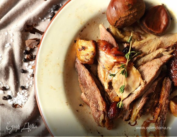 Утка, фаршированная яблоками, каштанами и клюквой, с печеным картофелем Утка, фаршированная яблоками, каштанами и клюквой, с печеным картофелем