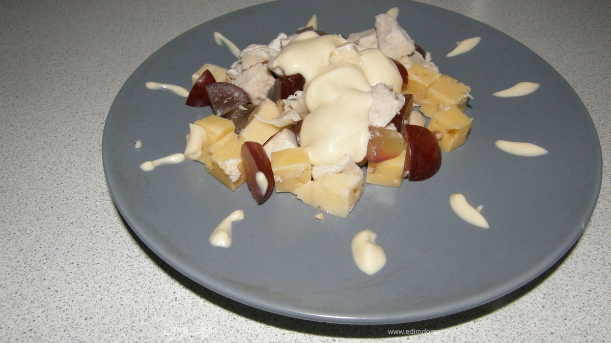 Простой салат из курицы с пикантным соусом