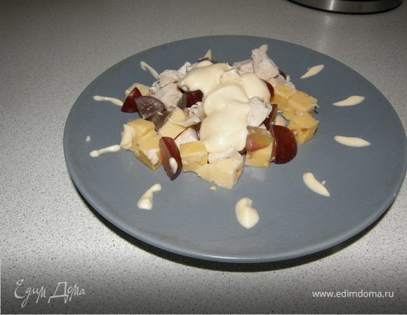 Простой салат из курицы с пикантным соусом