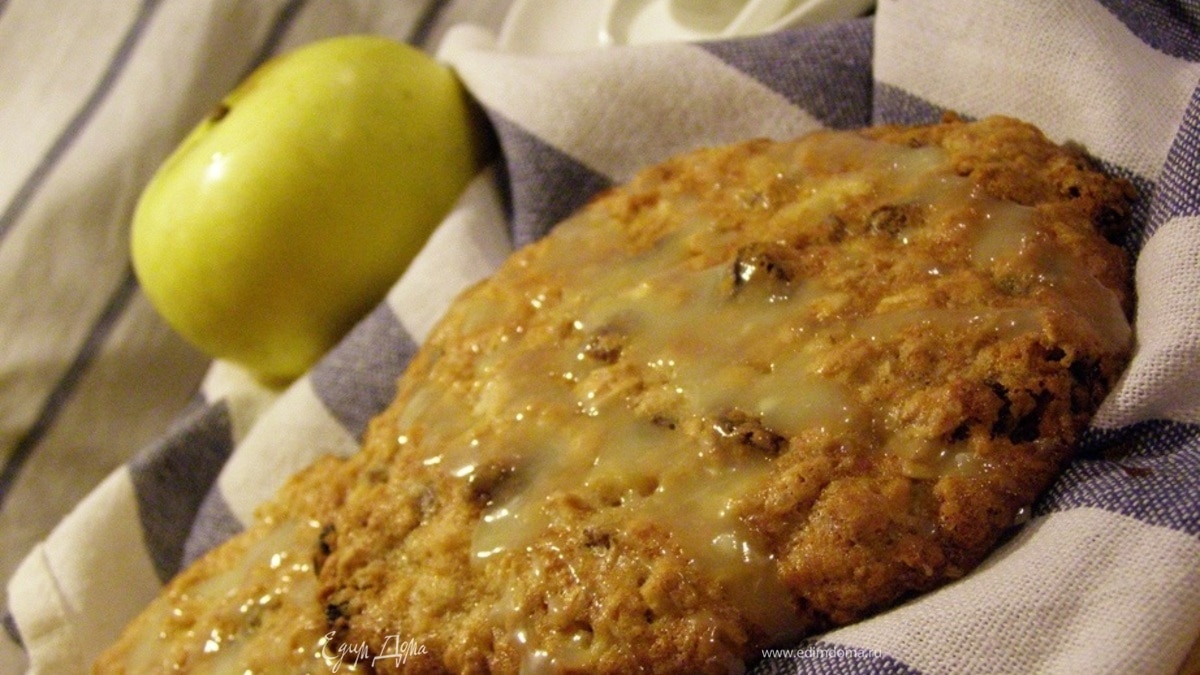 Овсяное печенье с яблочным пюре и изюмом (Iced Oatmeal-Applesauce Cookies)