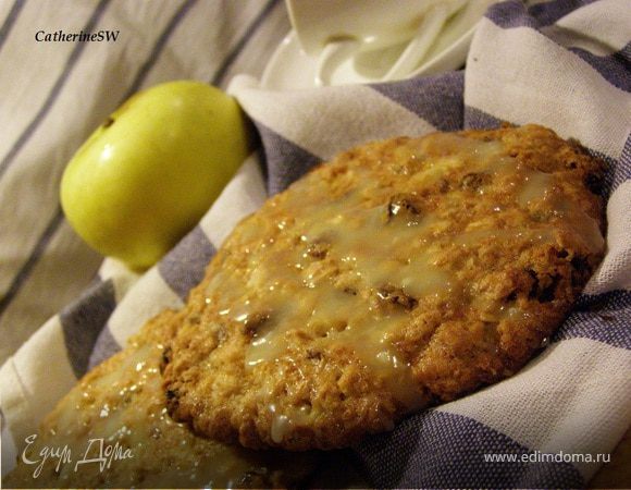 Овсяное печенье с яблочным пюре и изюмом (Iced Oatmeal-Applesauce Cookies)