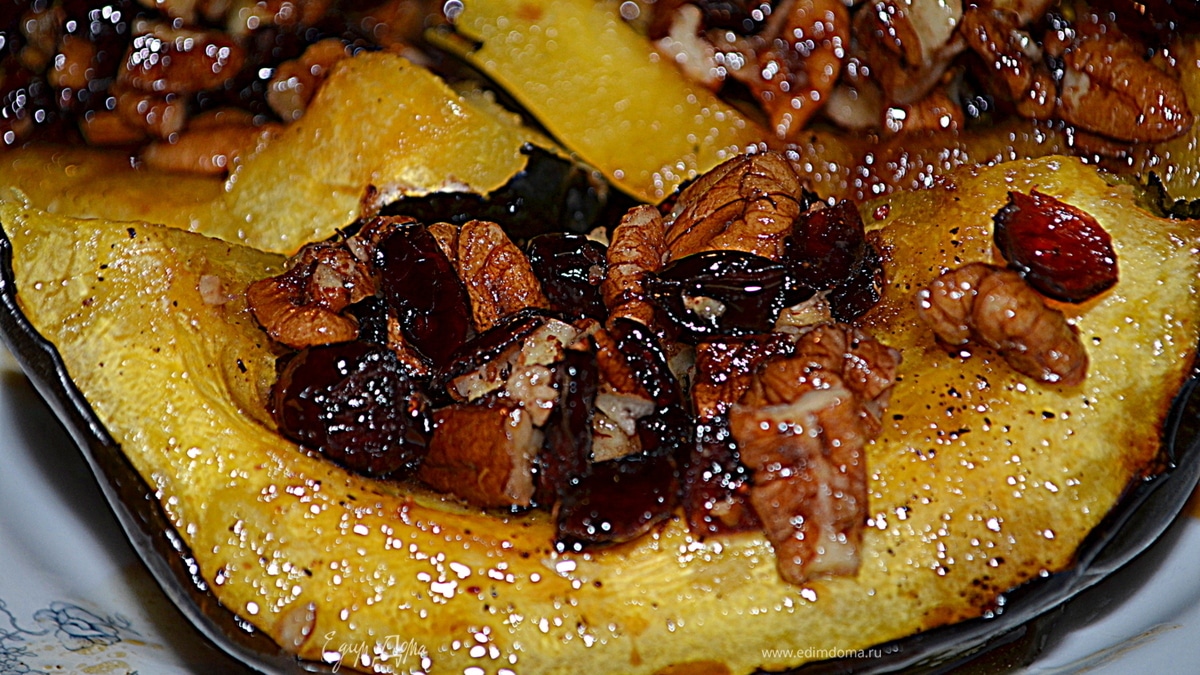 Тыква акорн с орехами и клюквой