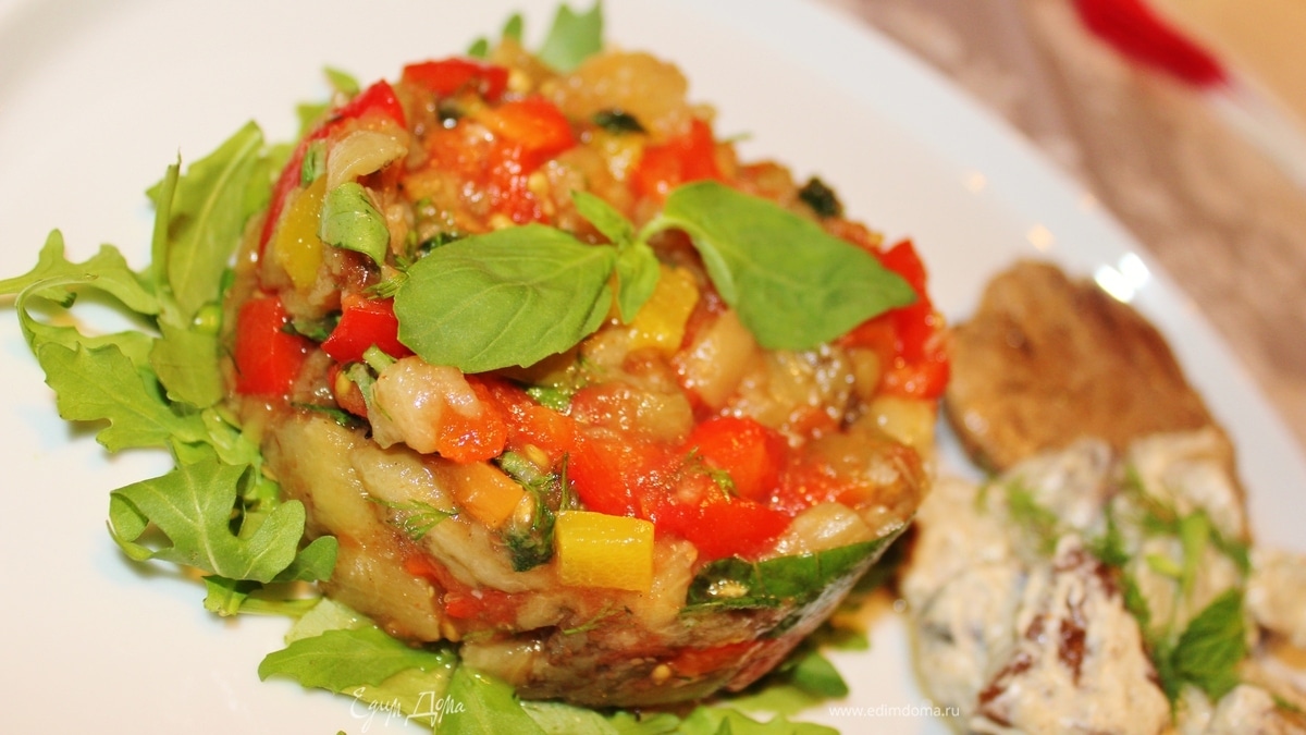 Салат из запеченных баклажанов, помидоров и перца