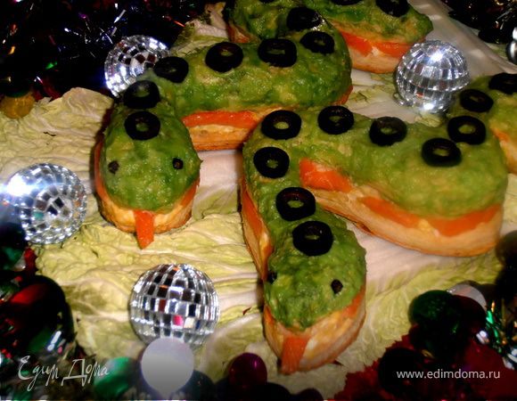 Слоеные змейки с сырным брюшком 