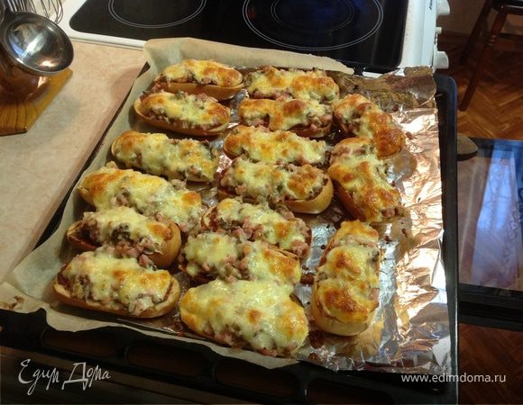 Горячий багет с ветчиной и грибами Горячий багет с ветчиной и грибами