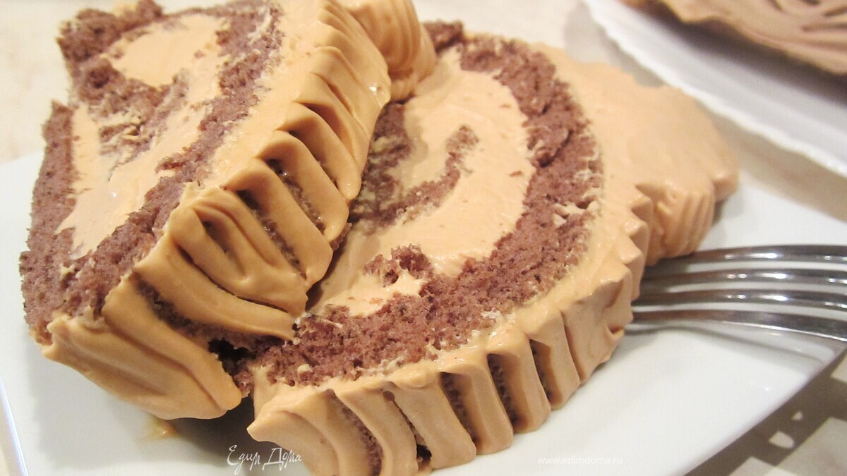 Рулет шоколадно-карамельный