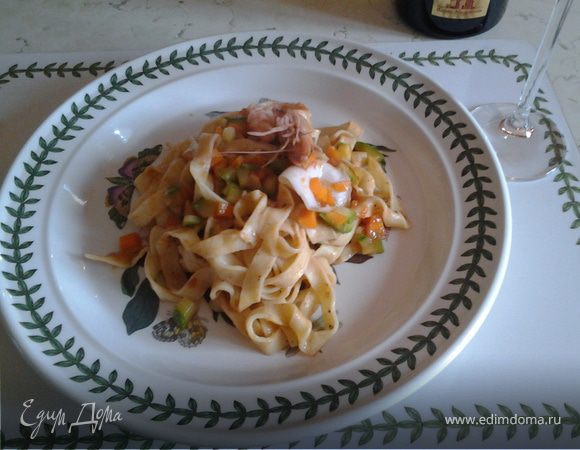 домашние тальятелле с креветками, мини-кальмарами и овощами