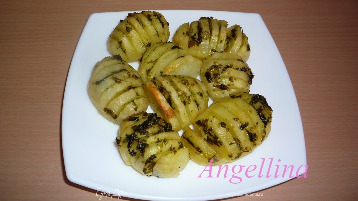 Картофель, запеченный в фольге с чесночным соусом