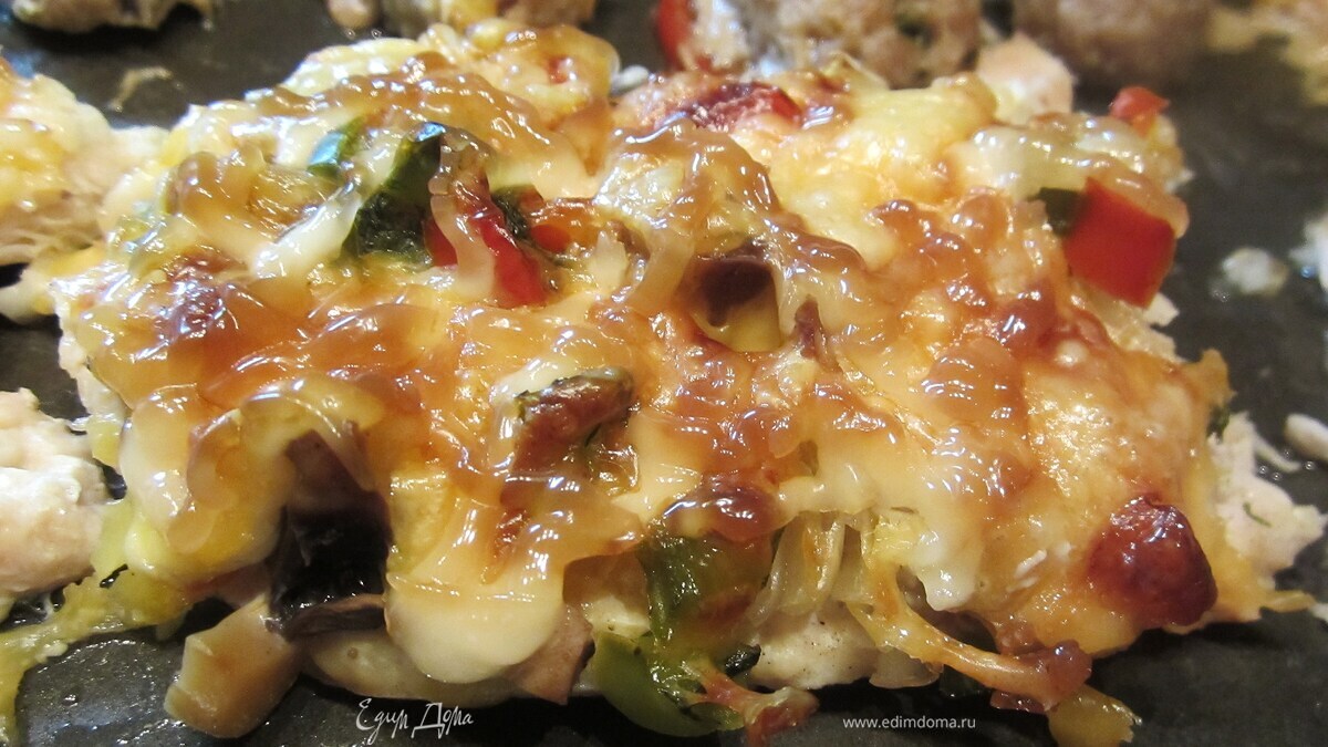 Запеченная куриная грудка под сырной шубкой с грибочками и свежим перчиком