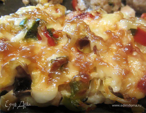 Запеченная куриная грудка под сырной шубкой с грибочками и свежим перчиком Запеченная куриная грудка под сырной шубкой с грибочками и свежим перчиком