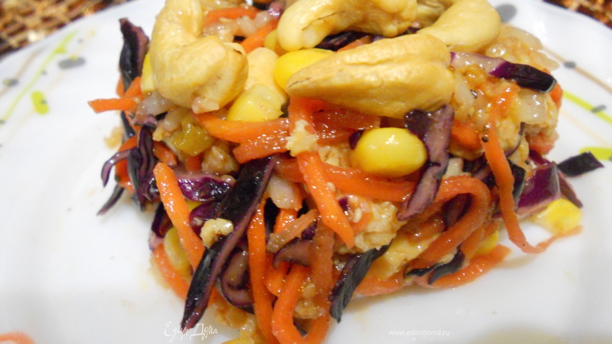 Салат с курицей и кешью