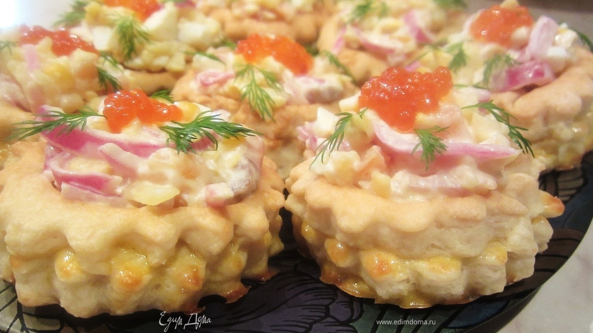 Закусочные волованы с форелью и маринованным красным луком "На седьмом небе"