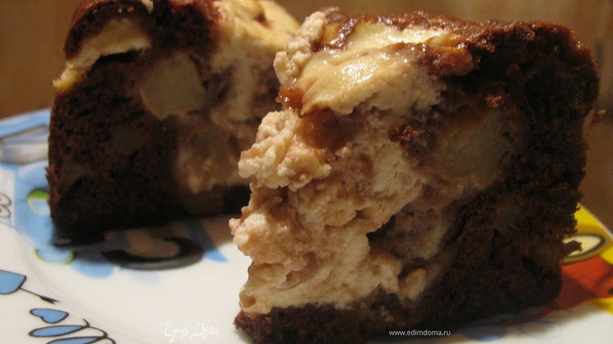 Пирог с яблоками и творожной начинкой