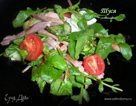 Салат с телячьим языком и руколой под азиатским соусом