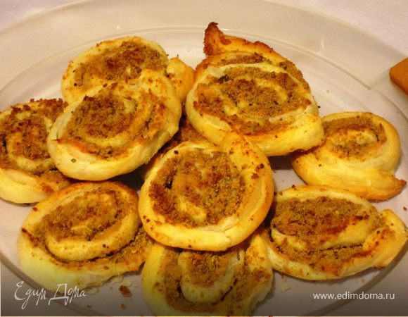 Слоеные улитки с лососем и фисташками Слоеные улитки с лососем и фисташками