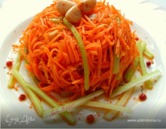 Салат из моркови, сельдерея и маринованного чеснока
