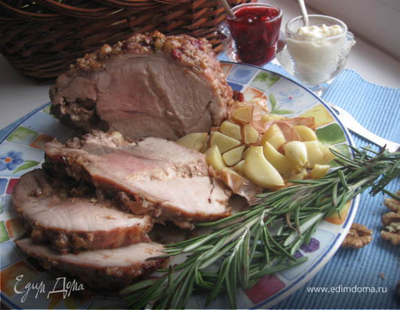 Свинина пряная в ореховой обсыпке, фаршированная сыром Свинина пряная в ореховой обсыпке, фаршированная сыром