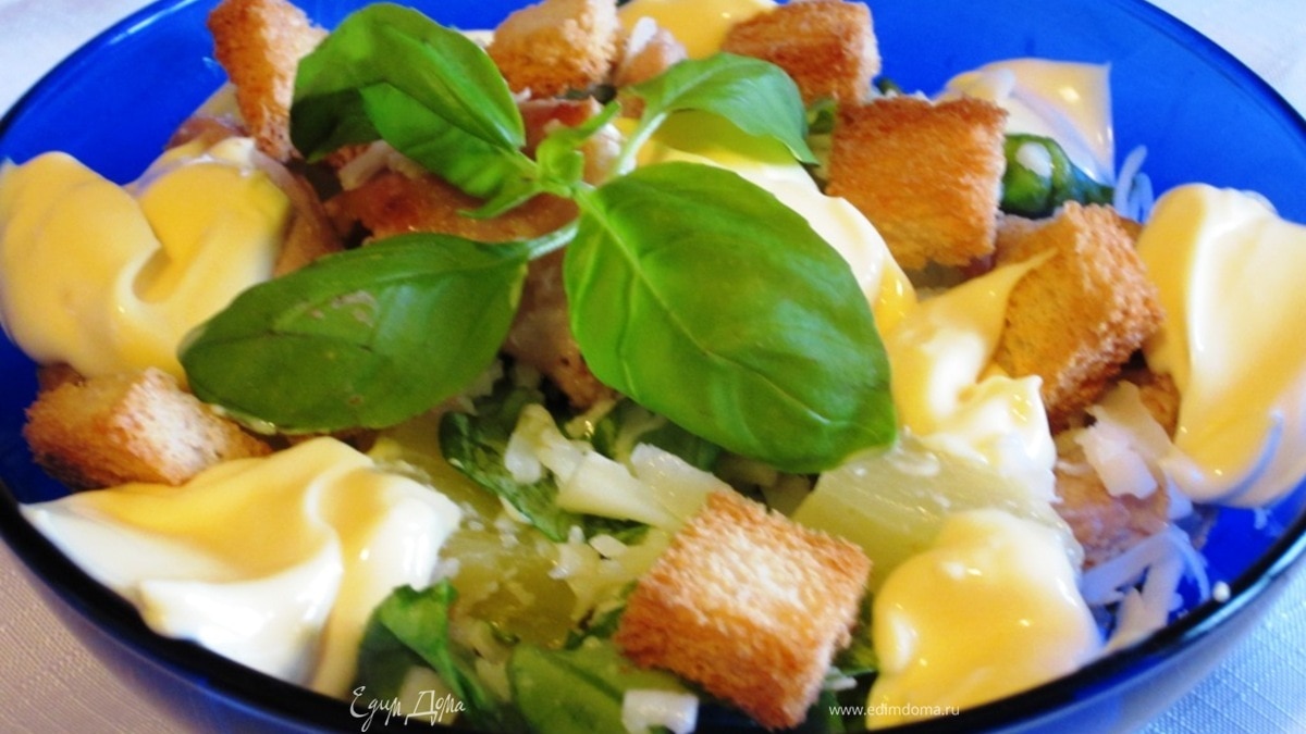 Салат из индейки с сухариками и ананасом