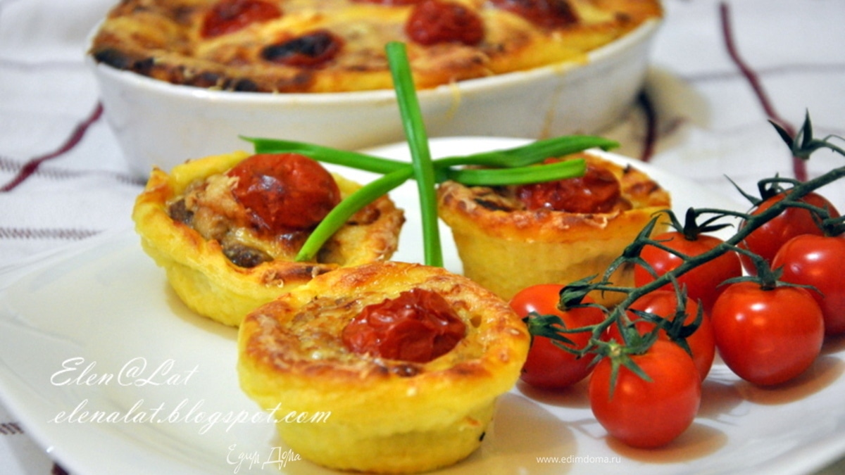 Картофельная запеканка с мясом, сыром и помидорами черри