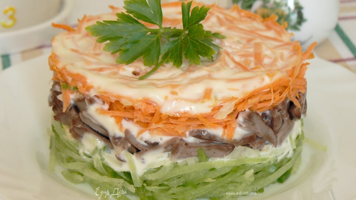 Салат с зеленой редькой и куриными сердцами