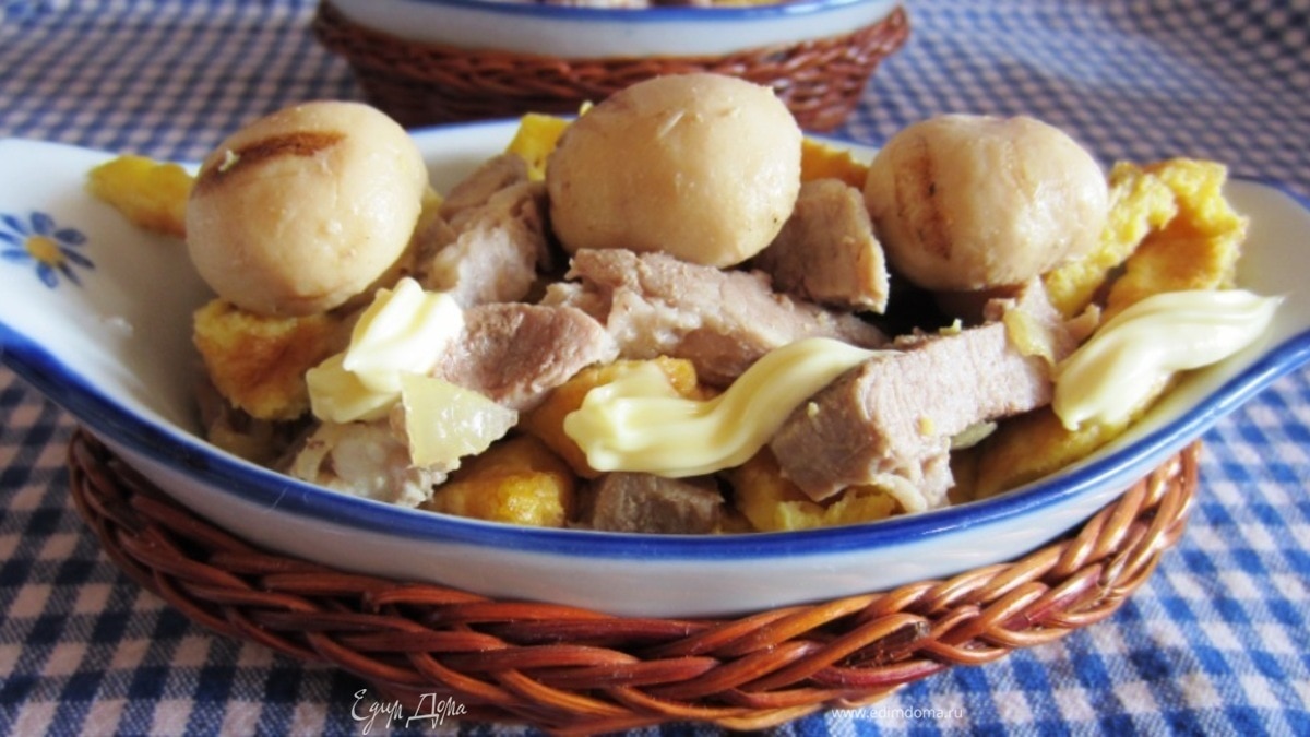 Мясной салат с омлетом