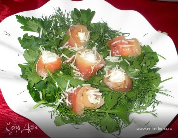 Розы из семги с шариками из творожного сыра с зеленью в шубке пармезан