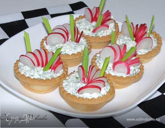 Тарталетки с редисом на "творожной подушке" Тарталетки с редисом на "творожной подушке"