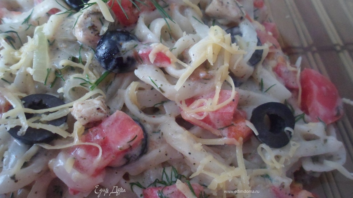 Паста феттучине со сливочным соусом и овощами