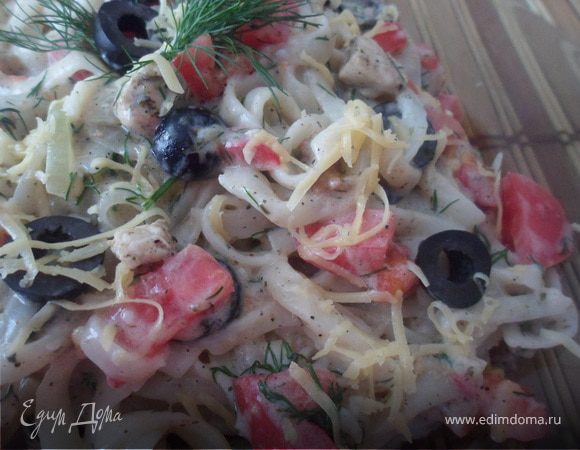 Паста феттучине со сливочным соусом и овощами