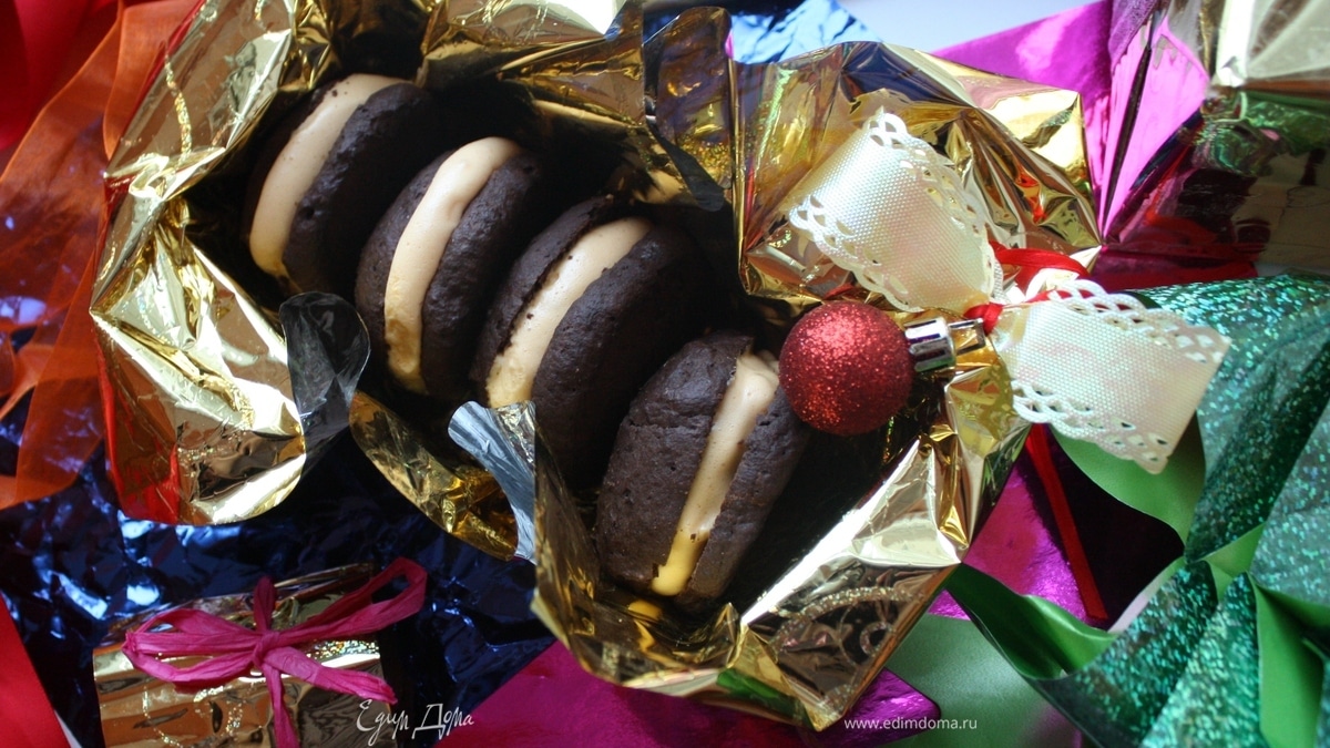 Шоколадные печенья вупи-куки с облепиховым суфле