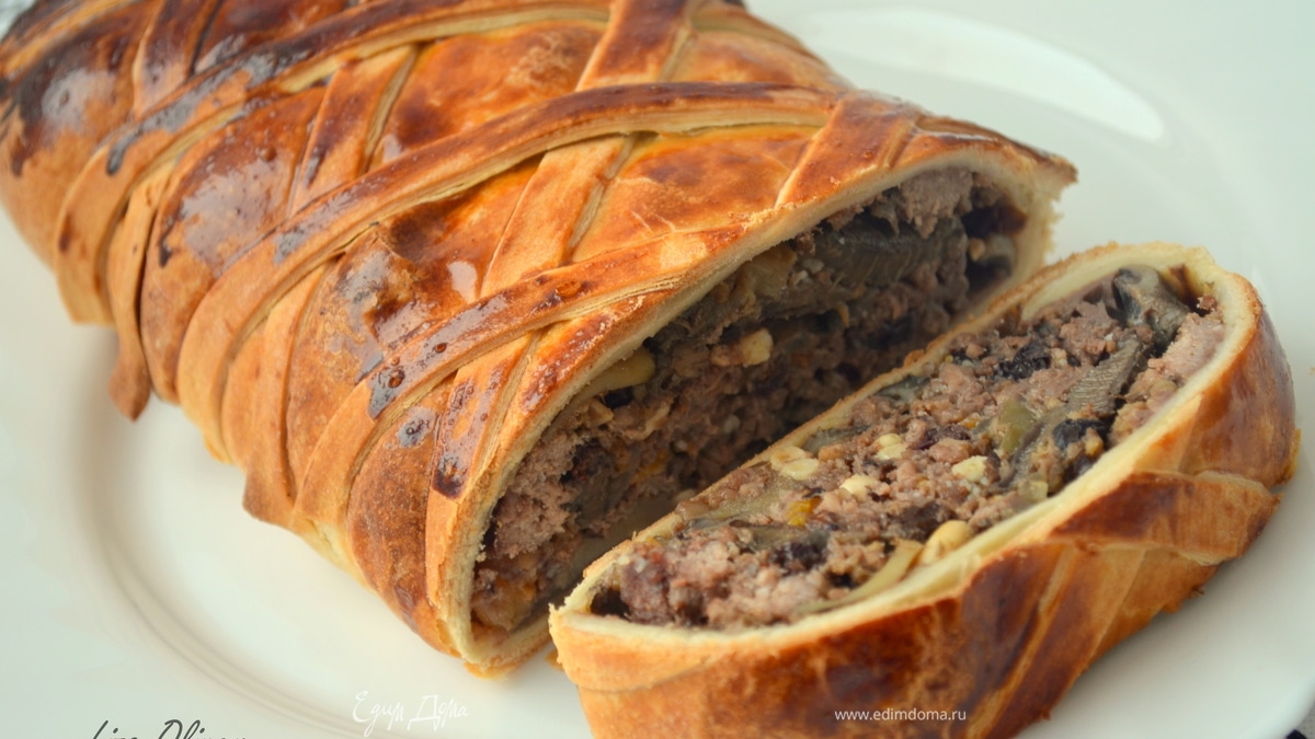 Праздничный конверт из слоеного теста с мясом 