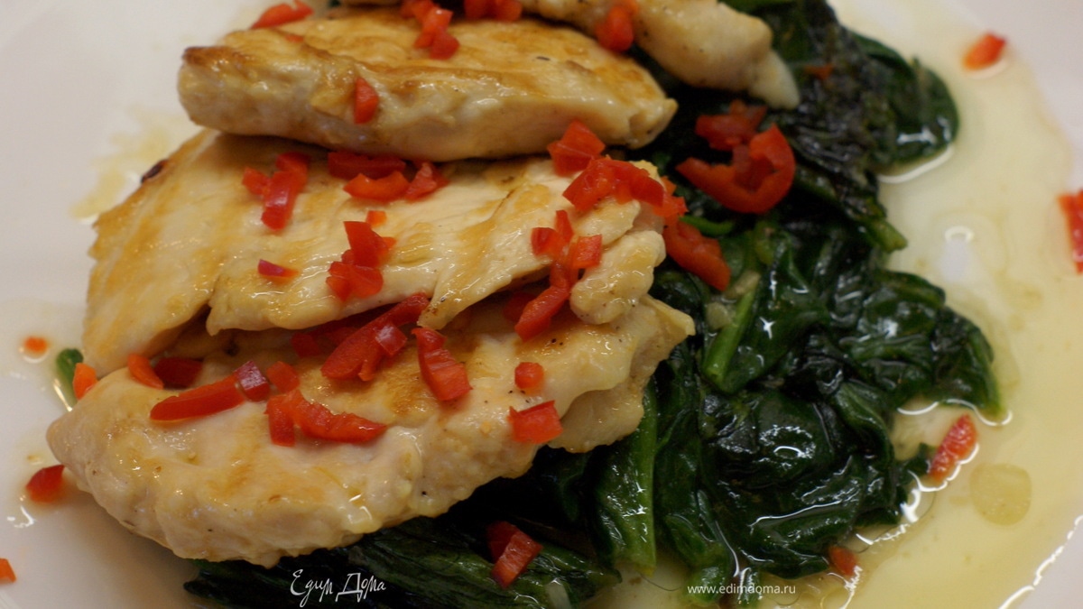 Куриное филе на подушке из шпината