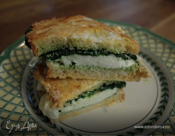 Горячий бутерброд с моцареллой, шпинатом и соусом песто Горячий бутерброд с моцареллой, шпинатом и соусом песто