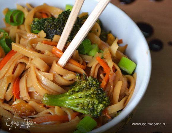 Нудлс (яичная лапша) с овощами и соевым соусом