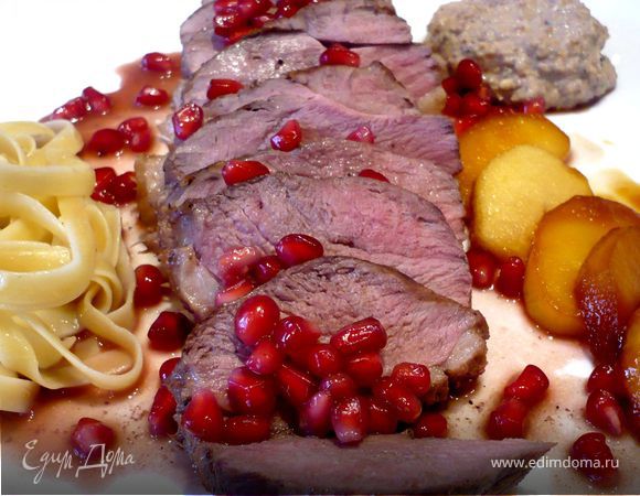 Утиная грудка c гранатом, яблоками и каштановым пюре