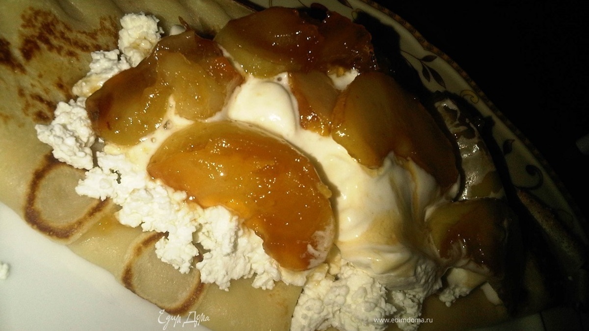 Блины с творогом и фруктами