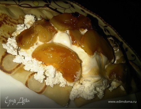 Блины с творогом и фруктами