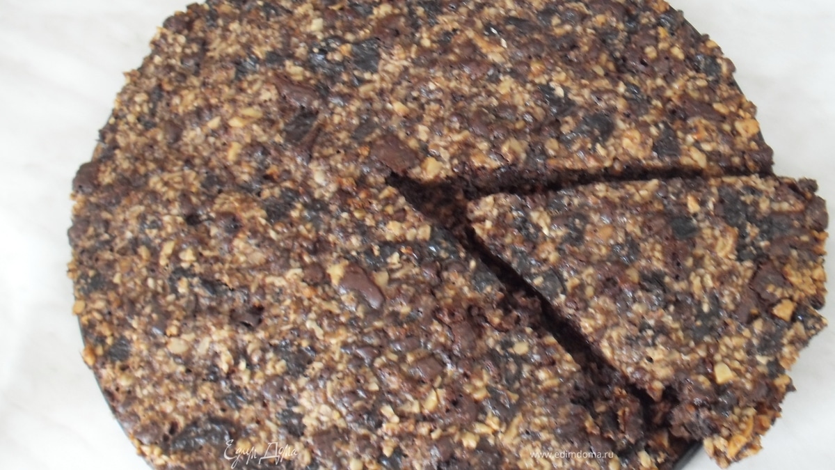 Шоколадно-ореховый пирог с черносливом