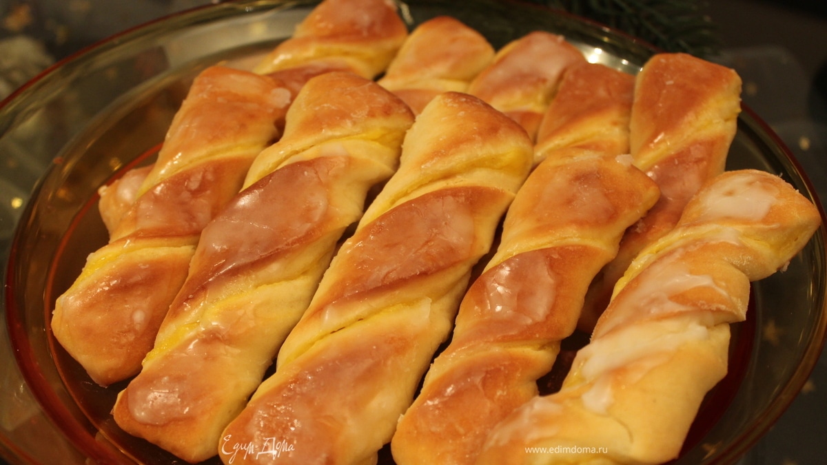 Вертуны с дрожжевого теста с пудингом