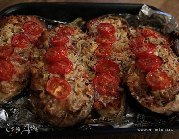 Баклажаны, фаршированные овощами и сыром