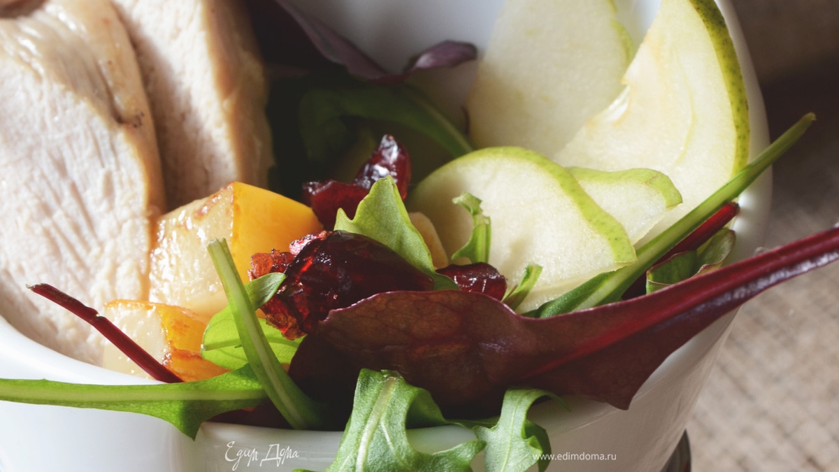 Теплый салат с грушей, жареным козьим сыром и курицей с лаймовой заправкой