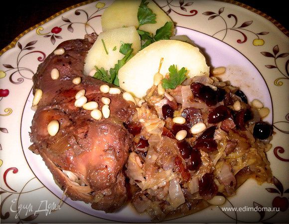 Ягодный кролик, тушенный с капустой