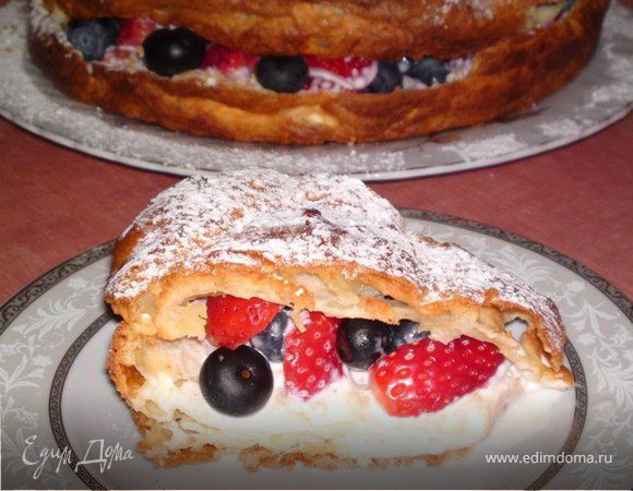 Заварное кольцо с клубникой и голубикой Заварное кольцо с клубникой и голубикой