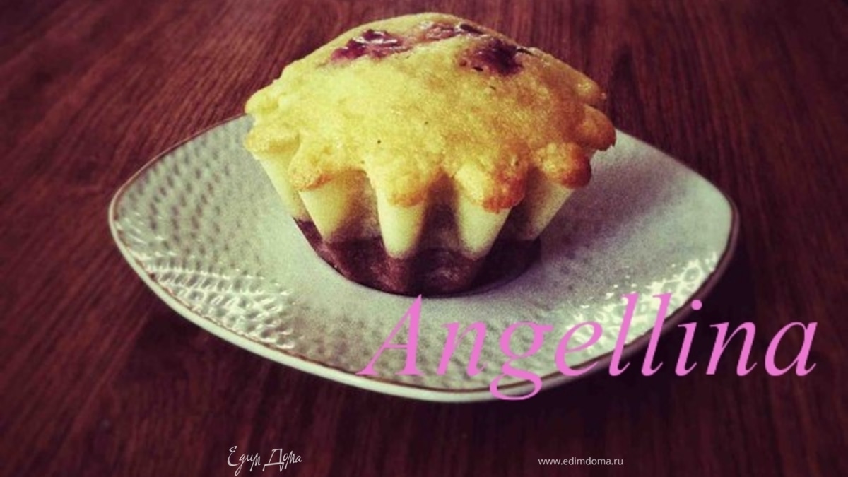 маффины с малиной под соусом из маскарпоне