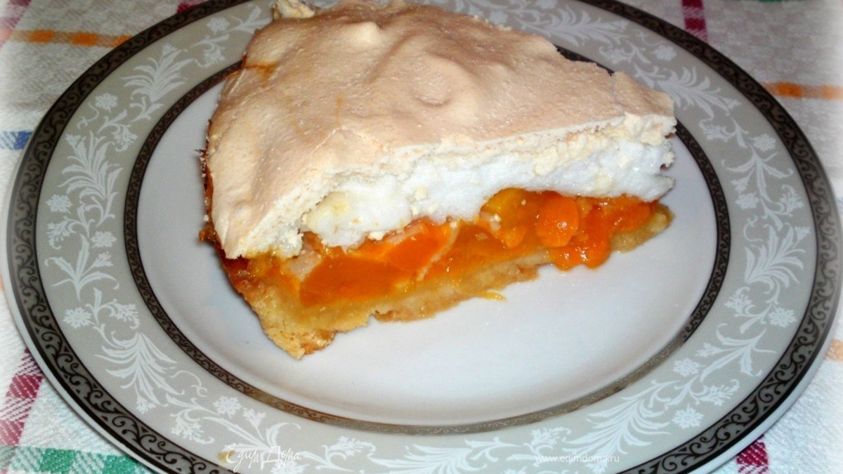 Тарт с манго и меренгой